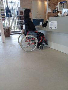 Banque d'accueil adapté aux fauteuils