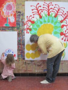 Une enfant et une adulte en train de peindre