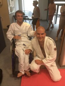 Deux personnes en cours de handi judo