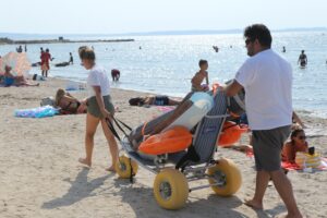 Fauteuil roulant de plage dédié aux PMR