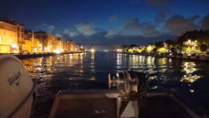 Vue sur Martigues au coucher du soleil depuis un bateau