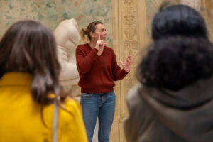 Interprète en Langue des Signes Française lors d'une visite guidée du musée