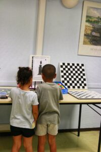 Deux enfants de dos en train de choisir un jeu de société