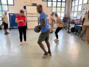 Groupe de personnes en train de jouer à un jeu de balle