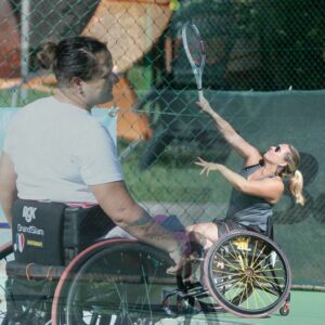 Deux personnes en fauteuil jouant au tennis
